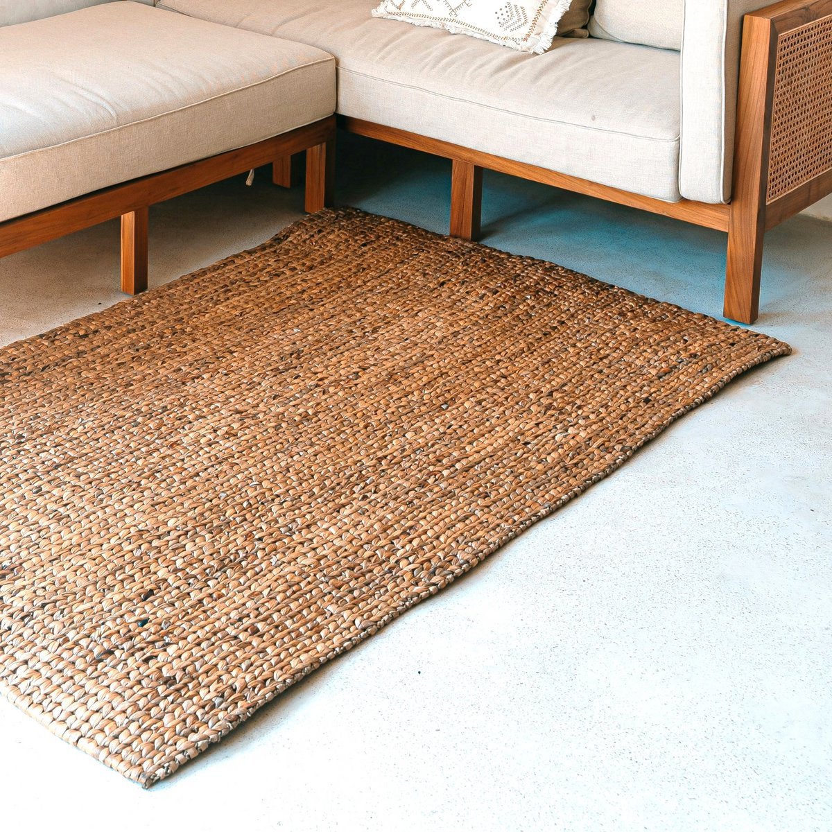 SAWAH Large Handwoven Water Hyacinth Rug – Rectangular Boho Mat - CozyVibe.eu
